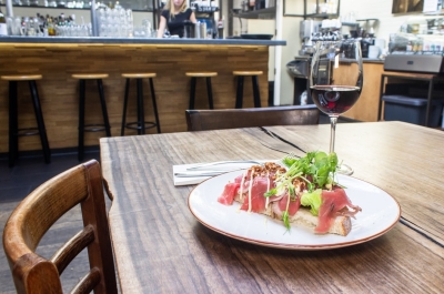 De eettafel: een onmisbare meubel in iedere woning