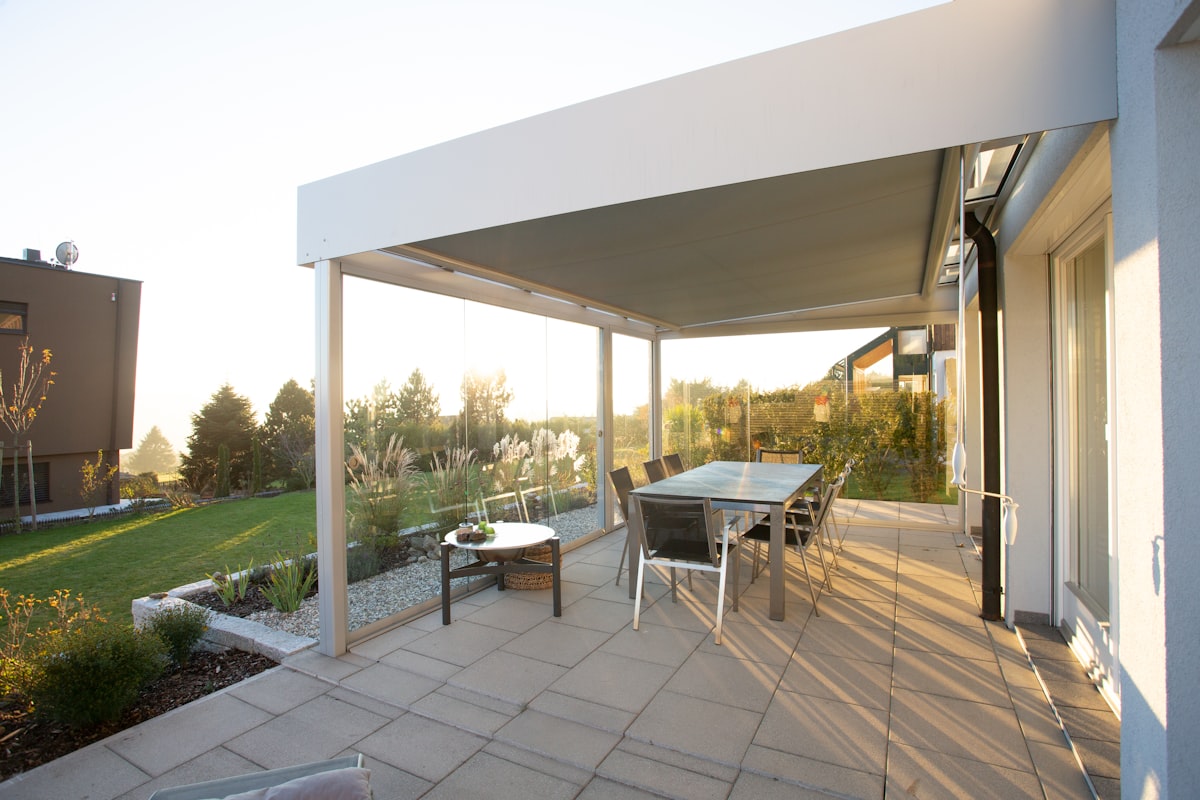 Is een lamellen overkapping slimmer dan een pergola?